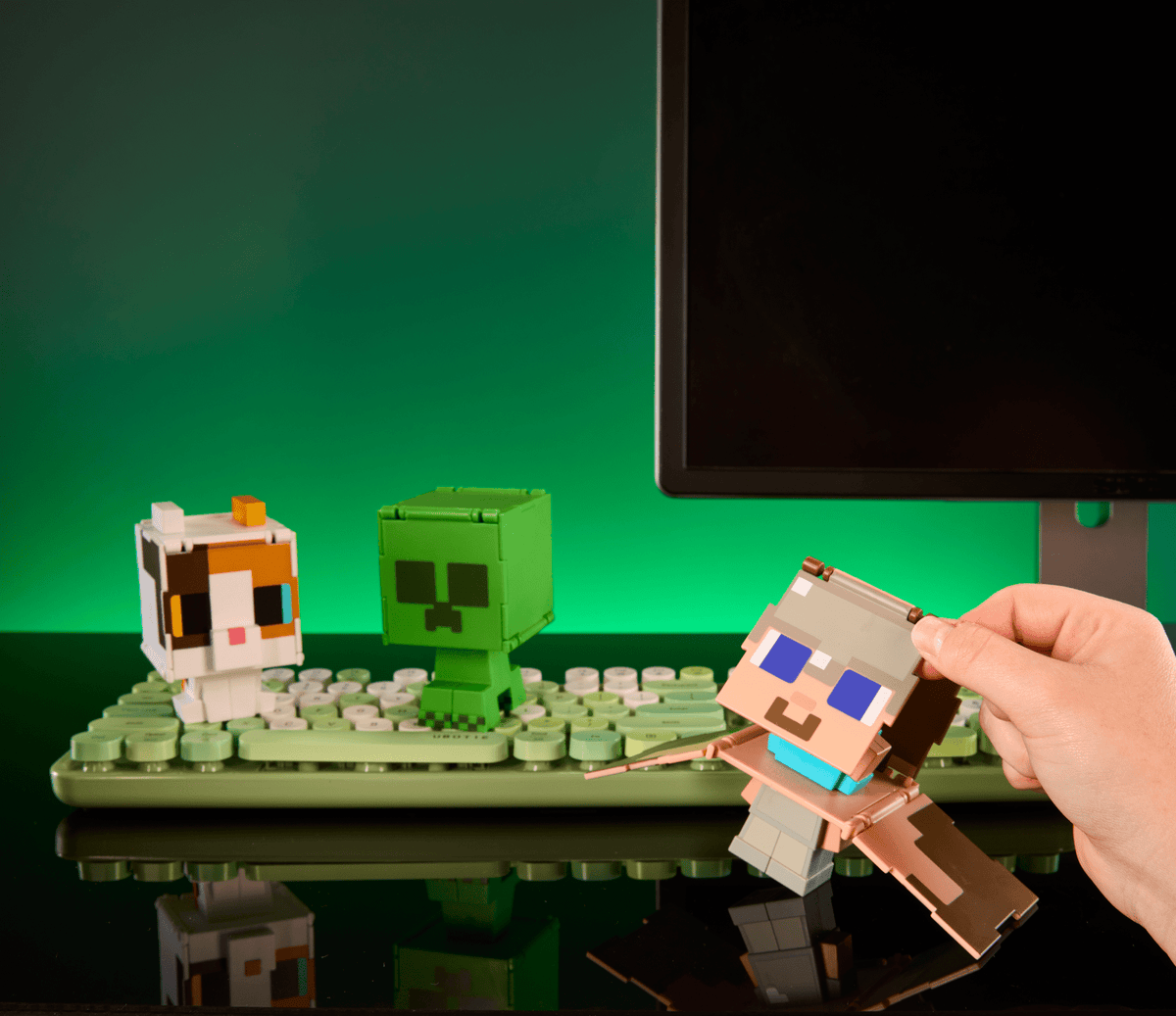 Minecraft Flippin’ Figs Figures Collection, 2-in-1 Fidget Play, 3.75-in Scale & Pixelated Design (Characters May Vary)
