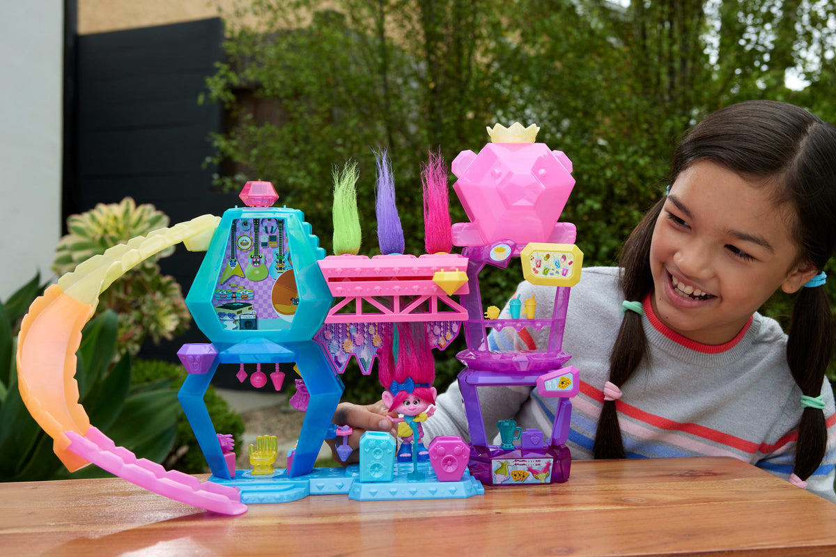 Dreamworks Trolls Band Together Mount Rageous Playset With Queen Poppy Small Doll & 25+ Accessories
