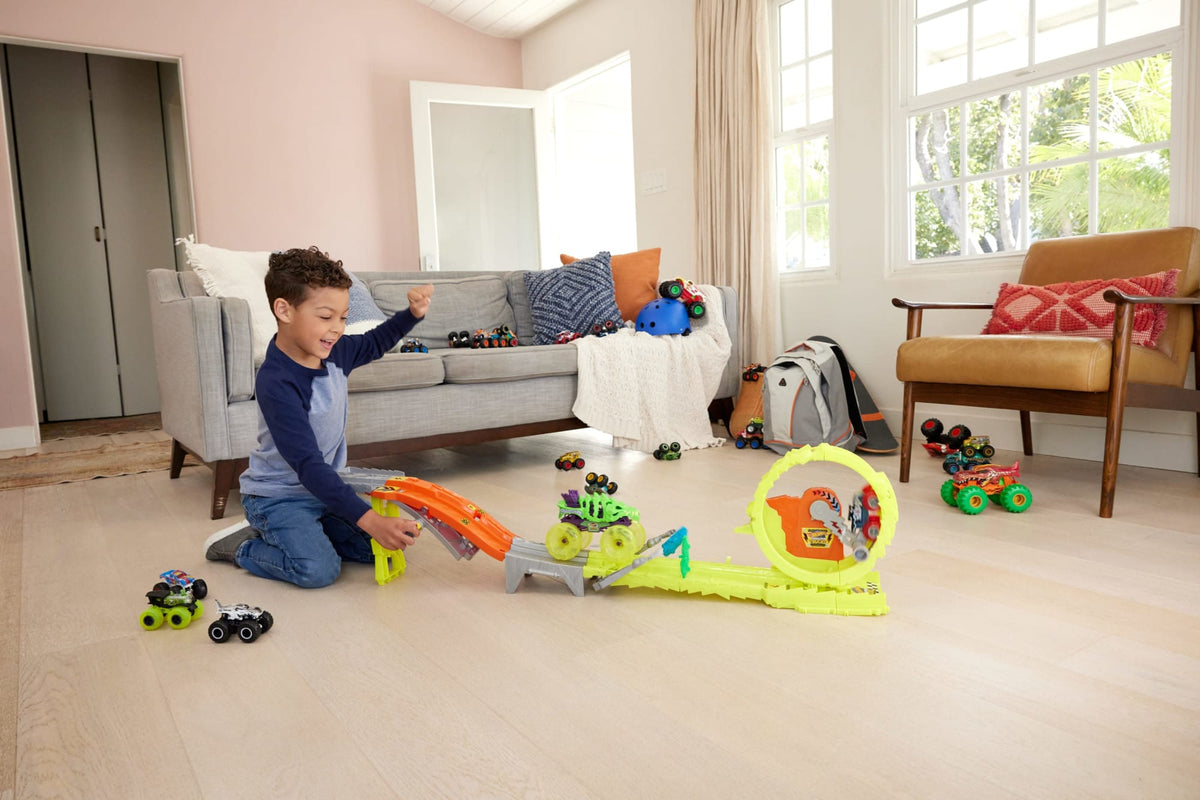Hot Wheels Monster Trucks Power Smashers Charge & Chase Challenge Track Set With Oversized Skelesaurus, 1:64 Scale Bone Shaker & 2 Crushed Cars