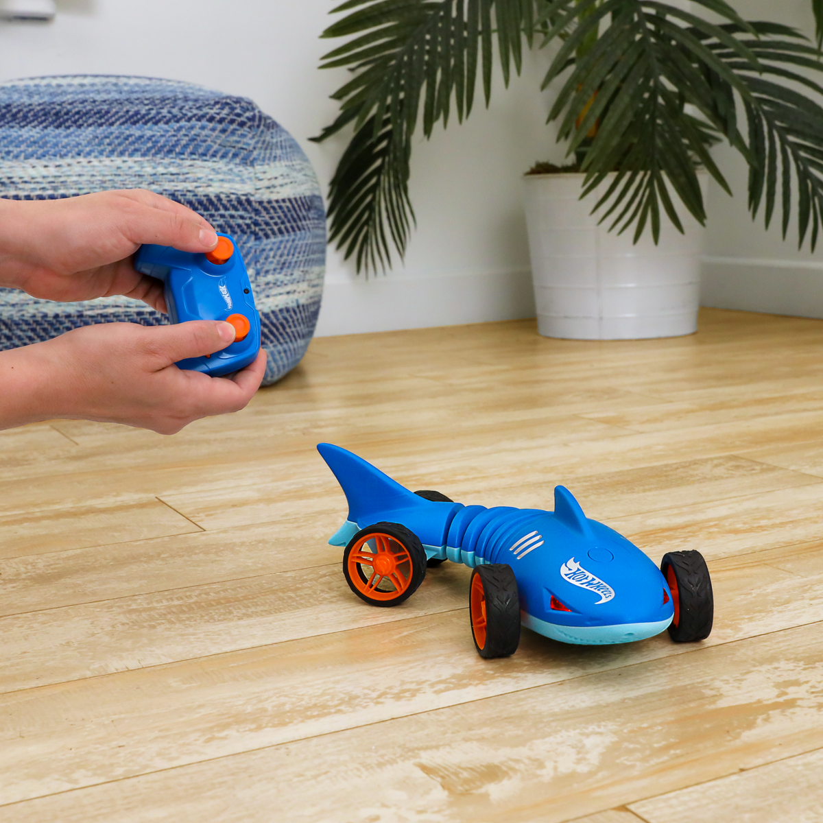 Hot Wheels RC 1:15 Scale Shark Speeder, Battery-Powered Remote-Control Vehicle